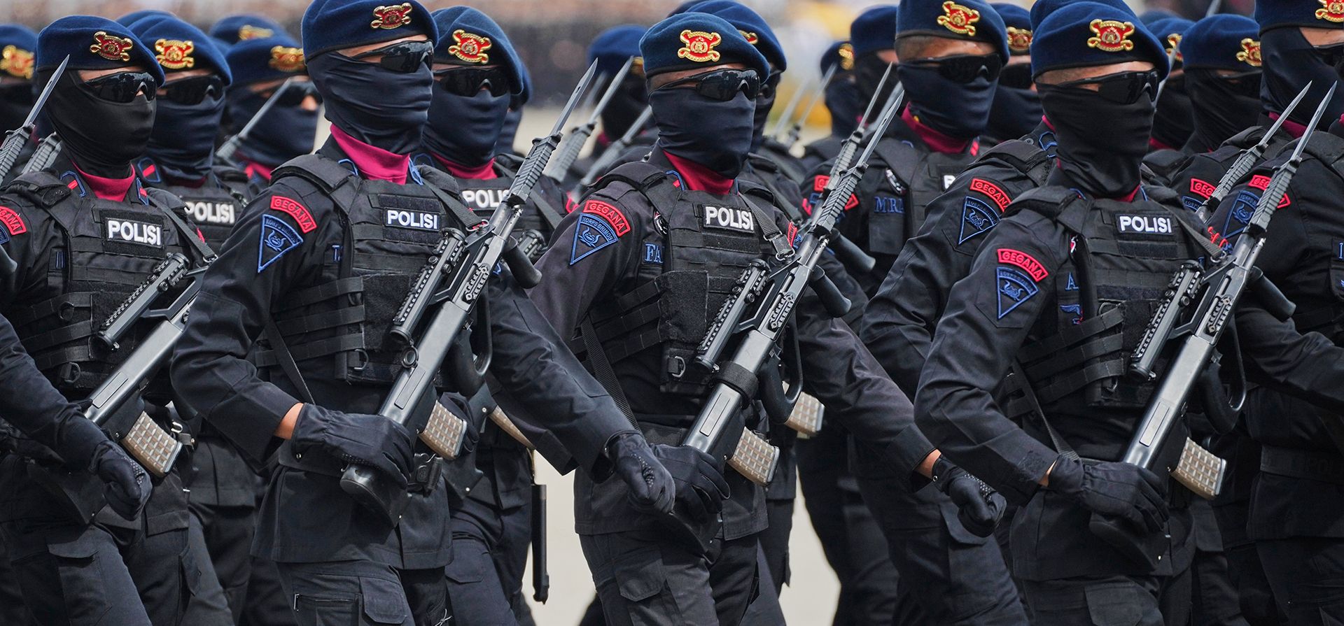 Miembros de la Brigada Móvil (Brimob), unidad de la policía paramilitar indonesia, marchan durante un espectáculo conmemorativo del 79.º aniversario de la Policía Nacional de Indonesia en Yakarta, Indonesia, el martes 1 de julio de 2025. (Foto AP/Tatan Syuflana) Miembros de la Brigada Móvil (Brimob), unidad de la policía paramilitar indonesia, marchan durante un espectáculo conmemorativo del 79.º aniversario de la Policía Nacional de Indonesia en Yakarta, Indonesia, el martes 1 de julio de 2025. (Foto AP/Tatan Syuflana)