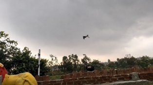 Temporal de viento en India: un hombre salió volando y hay más de 100 muertos