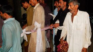La Policía de Pakistán junto a miembros del consejo de sabios.