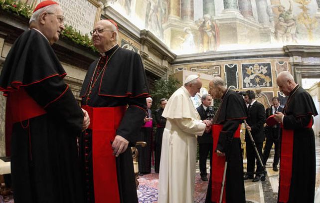 El papa Francisco saluda a varios sacerdotes en la reunión de hoy. (Foto: Reuters)