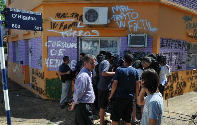 Pintadas. La indignación de los padres motivó que el frente del jardín apareciera cubierto de inscripciones.