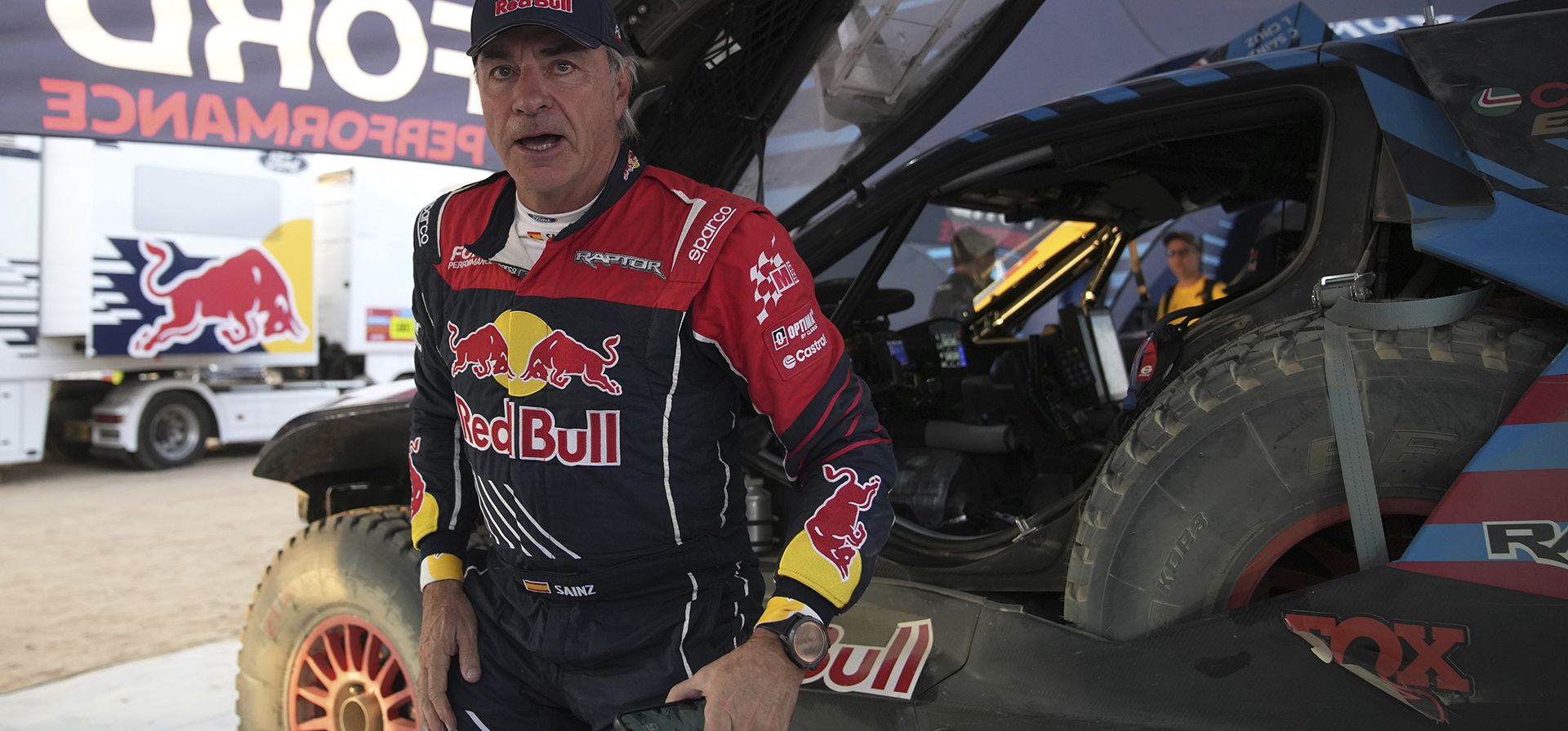 El piloto de Ford Carlos Sainz de España llega después de un entrenamiento dos días antes del inicio del Rally Dakar en Bisha, Arabia Saudita, el miércoles 1 de enero de 2025. (Foto AP/Christophe Ena)