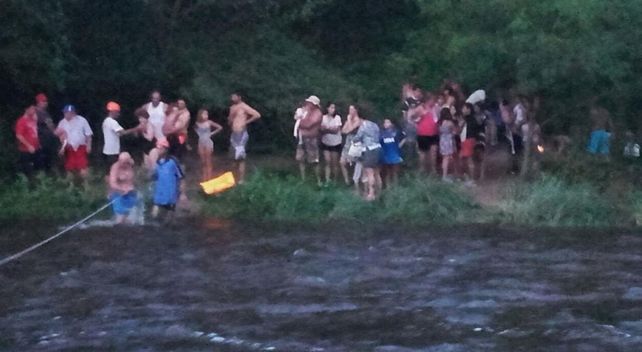 La intempestiva crecida de un río dejó varados a un grupo de turistas en un balneario