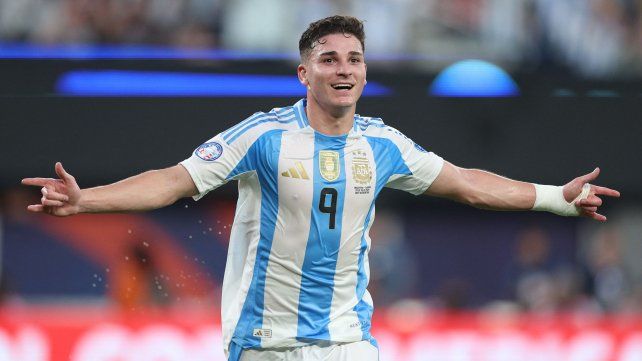 Julián Álvarez le da el triunfo a la Argentina.