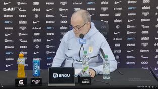 El cuerpo técnico comandado por Marcelo Loco Bielsa saben que el defensor no llegaría en óptimas condiciones.