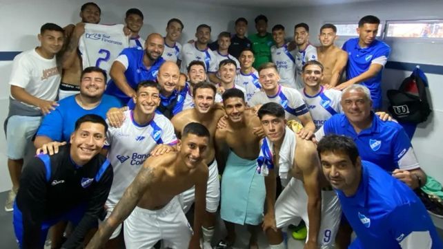 Alegría Salaíta. El plantel de Argentino festeja el triunfo por 2 a 1 ante Victoriano Arenas   