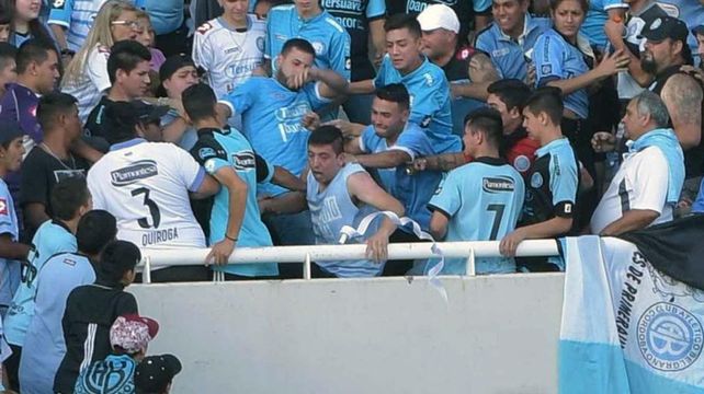 El momento en que Emanuel Balbo es arrojado desde la tribuna.&nbsp;