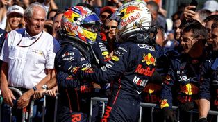 Verstappen y Checo Pérez fueron penalizados por cambios en el motor