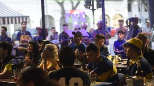 Los hinchas auriazules en el bar de Pellegrini y Paraguay, en el último minuto del partido en el que Fluminense se quedó con la Copa.&nbsp;