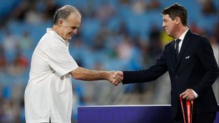 Marcelo Bielsa junto al presidente de AUF, Ignacio Alonso, quien descartó la chance de que el Loco deje la selección.
