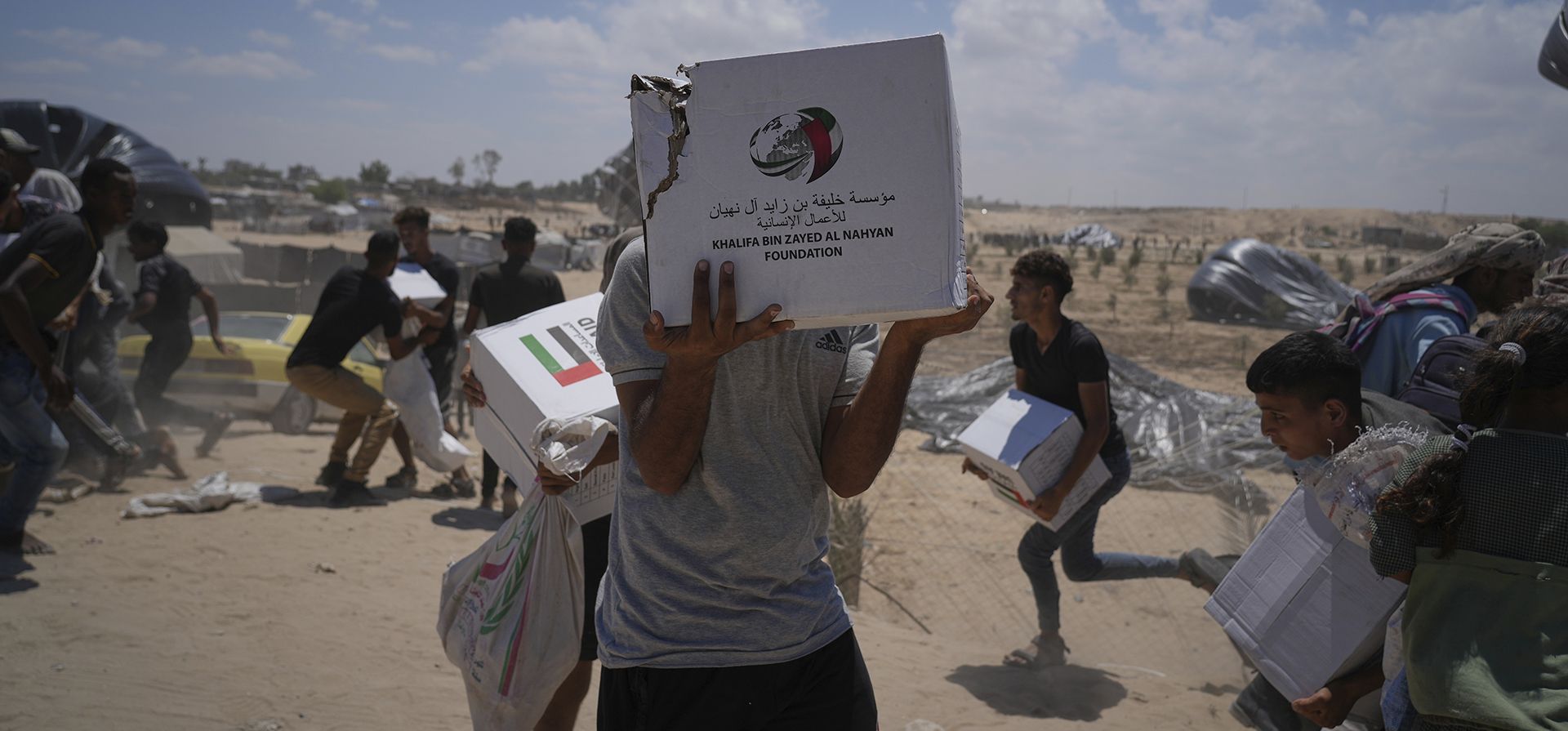 Un palestino recoge paquetes de ayuda humanitaria de los Emiratos Árabes Unidos tras ser lanzados desde el aire sobre Deir al-Balah, en el centro de la Franja de Gaza, el martes 5 de agosto de 2025. (Foto AP/Abdel Kareem Hana) Un palestino recoge paquetes de ayuda humanitaria de los Emiratos Árabes Unidos tras ser lanzados desde el aire sobre Deir al-Balah, en el centro de la Franja de Gaza, el martes 5 de agosto de 2025. (Foto AP/Abdel Kareem Hana)