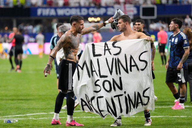 El rosarino Gio Lo Celso desafió a la Fifa con una bandera: Las Malvinas son argentinas