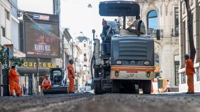 Las máquinas viales trabajan sobre calle Santa Fe en el marco de la obra de bacheo y reconstrucción que está llevando a cabo el municipio de Rosario.
