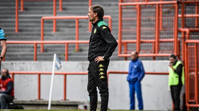 Charlier dejó de ser el entrenador de Aldosivi y ya estaría su reemplazante