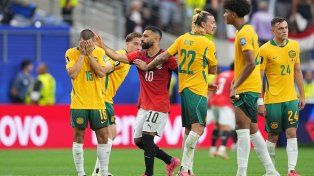 Salah, la máxima figura de Egipto, saluda a los jugadores de Australia tras la clasificación a los octavos de final.
