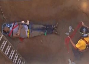 Dramático rescate de un obrero que cayó en un pozo en zona sur