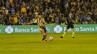 Alejo Veliz ejecuta con precisión el penal que sancionó Lamolina, para incrementar su cosecha goleadora.