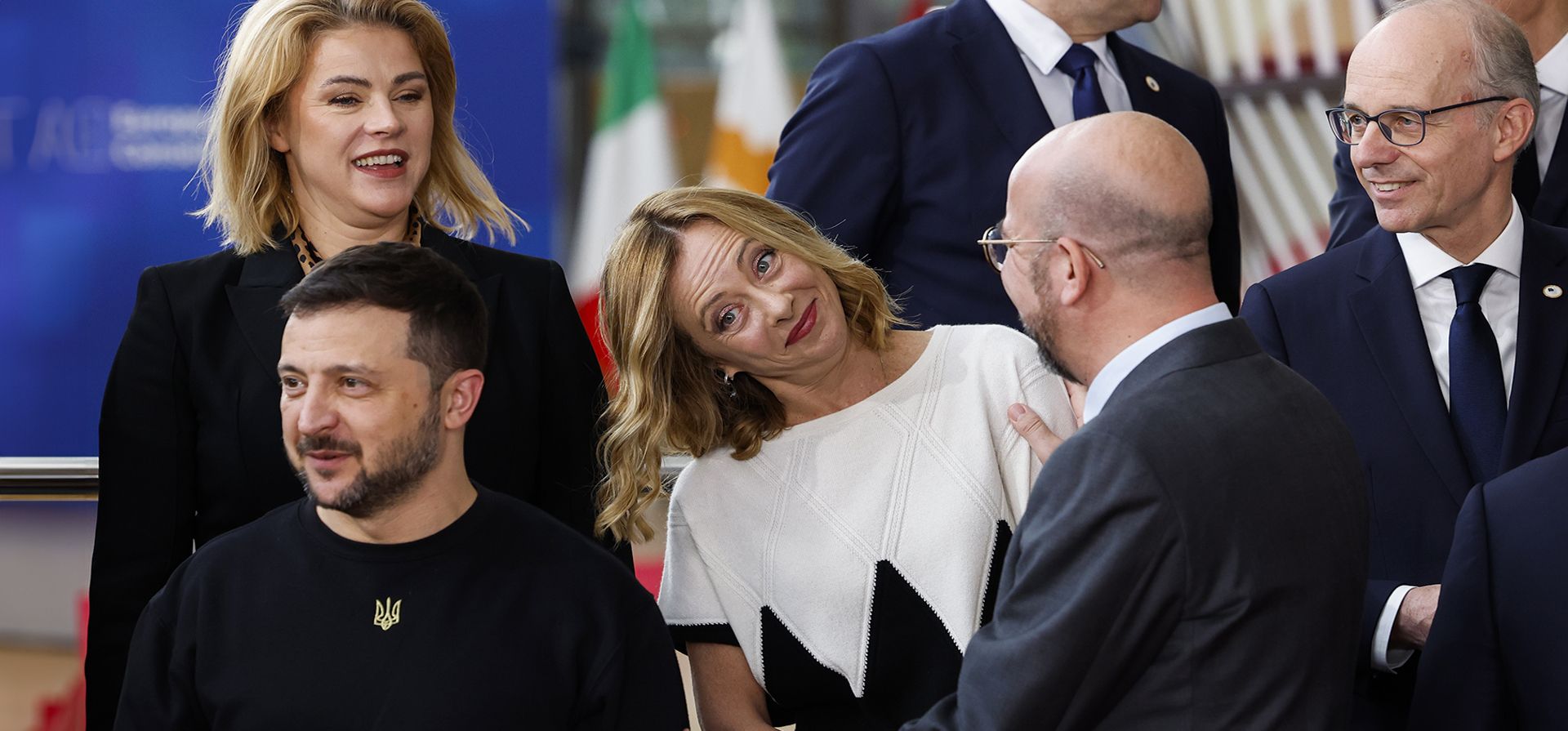 El presidente del Consejo Europeo, Charles Michel (segundo desde la derecha), habla con la primera ministra de Italia, Giorgia Meloni, junto al presidente de Ucrania, Volodymyr Zelenskyy, cuando llegan para una foto grupal durante una cumbre de la UE en Bruselas, el jueves 17 de octubre de 2024. (Foto AP/Geert Vanden Wijngaert)