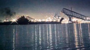 Un puente en Estados Unidos se desplomó luego de que impactara una embarcación de gran tamaño. Tratan de rescatar a al menos siete personas. El impactante video