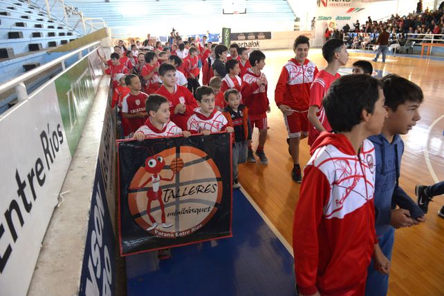 El Rojo. Los chicos de Talleres tomaron parte del acto en el AEC..
