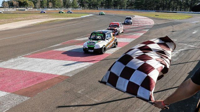 Atractivas competencias se vivieron en el autódromo concordiense. (Foto Gentileza Hugo Barrionuevo)