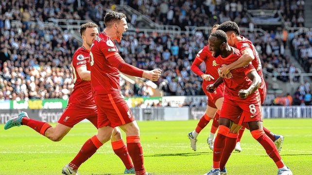 Liverpool le ganó a Newcastle y llegó a la cima de la Premier League.