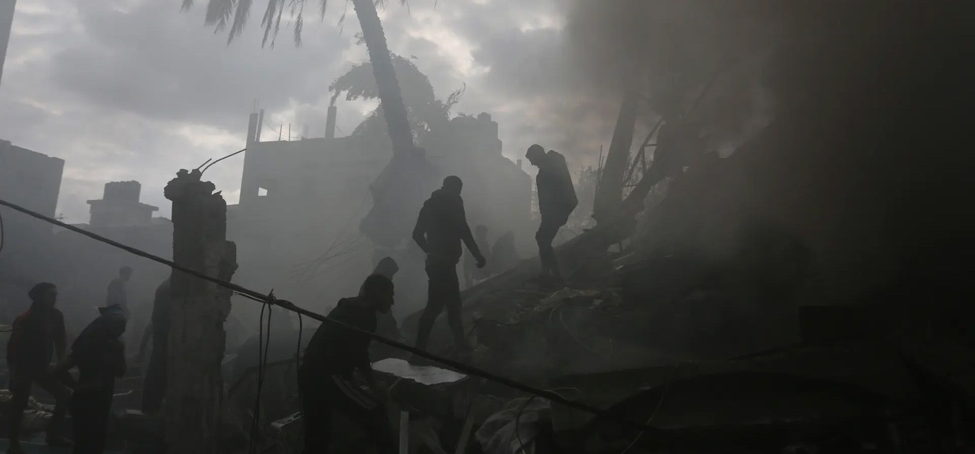 Palestinos buscan supervivientes de un ataque israelí en Rafah, Gaza. Fotografía: Hatem Ali/AP Palestinos buscan supervivientes de un ataque israelí en Rafah, Gaza. Fotografía: Hatem Ali/AP