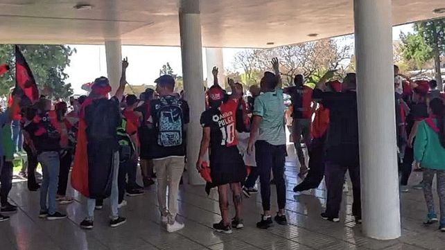 Colón le pidió a sus hinchas que no vayan a despedir al equipo por la crisis sanitaria.&nbsp;