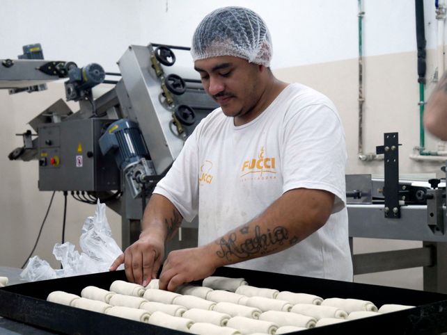 Así es el pan de pebete antes de ingresar al horno.
