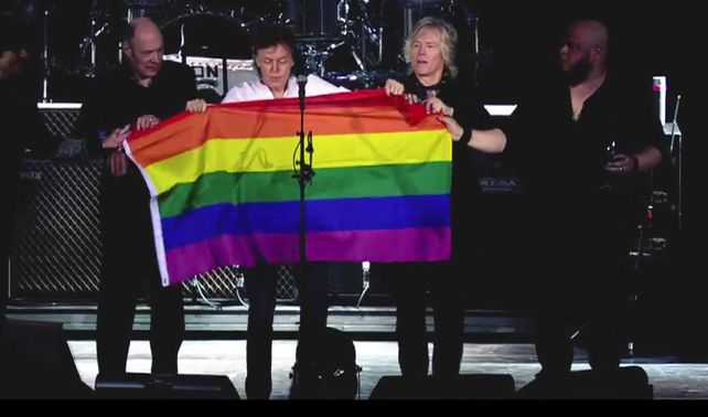 El cantante Paul McCartney le rindió tributo a las víctimas del atentado en el bolilche gay Pulse