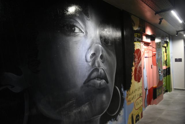 El arte está presente con murales en cada piso del edificio.