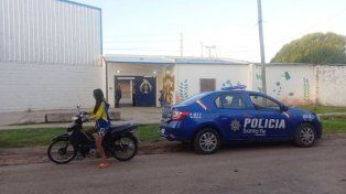 La escuela Santa Mónica en barrio San Agustín retomó ls clases con un patrullero frente a la institución