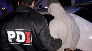 Lucas O. el adolescente de 17 años, que está acusado de ser el asesino de Juan Cruz Ibáñez fue detenido anoche por la Brigada de homicidios de la PDI.&nbsp;