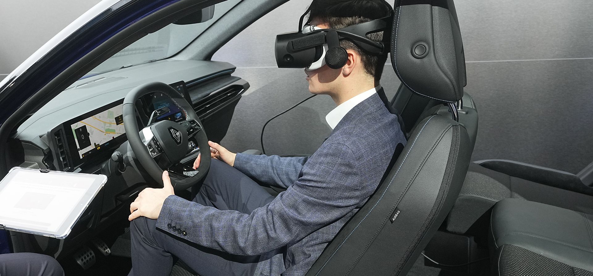 Un visitante experimenta un recorrido virtual del nuevo SUV Renault Austral E-Tech híbrido completo en el Salón del automóvil de París el lunes 17 de octubre de 2022 en París. 