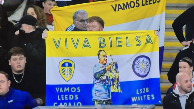 Las banderas de reconocimiento de los hinchas del Leeds a Marcelo Bielsa en Wembley.&nbsp;