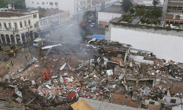 Bomberos con perros rastreadores trabajaban entre los escombros en la búsqueda de víctimas. (Foto:AP)