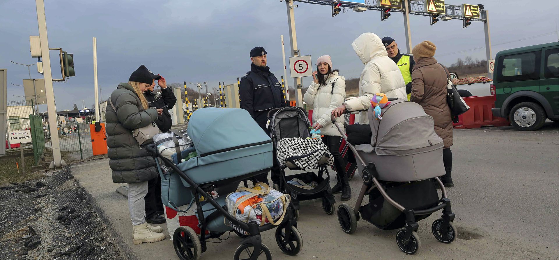 Refugiados que huyeron del conflicto desde la vecina Ucrania esperan ser transportados en la frontera rumano-ucraniana, en Siret, Rumania. Desde que Rusia lanzó su ofensiva contra Ucrania, más de 870.000 personas se han visto obligadas a huir del país a naciones limítrofes como Rumania, Polonia, Hungría, Moldavia y la República Checa, en lo que la agencia de refugiados de la ONU, ACNUR, dijo que tendrá