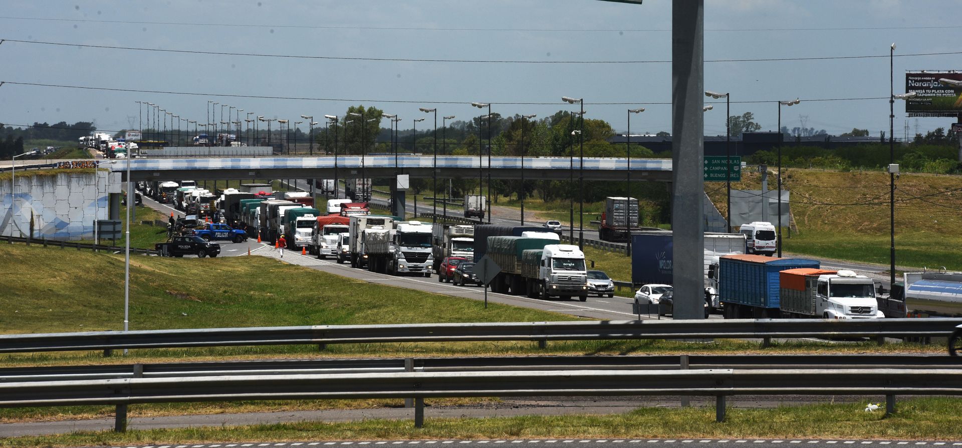Pánico y locura con 100 motos en la autopista Rosario-Buenos Aires