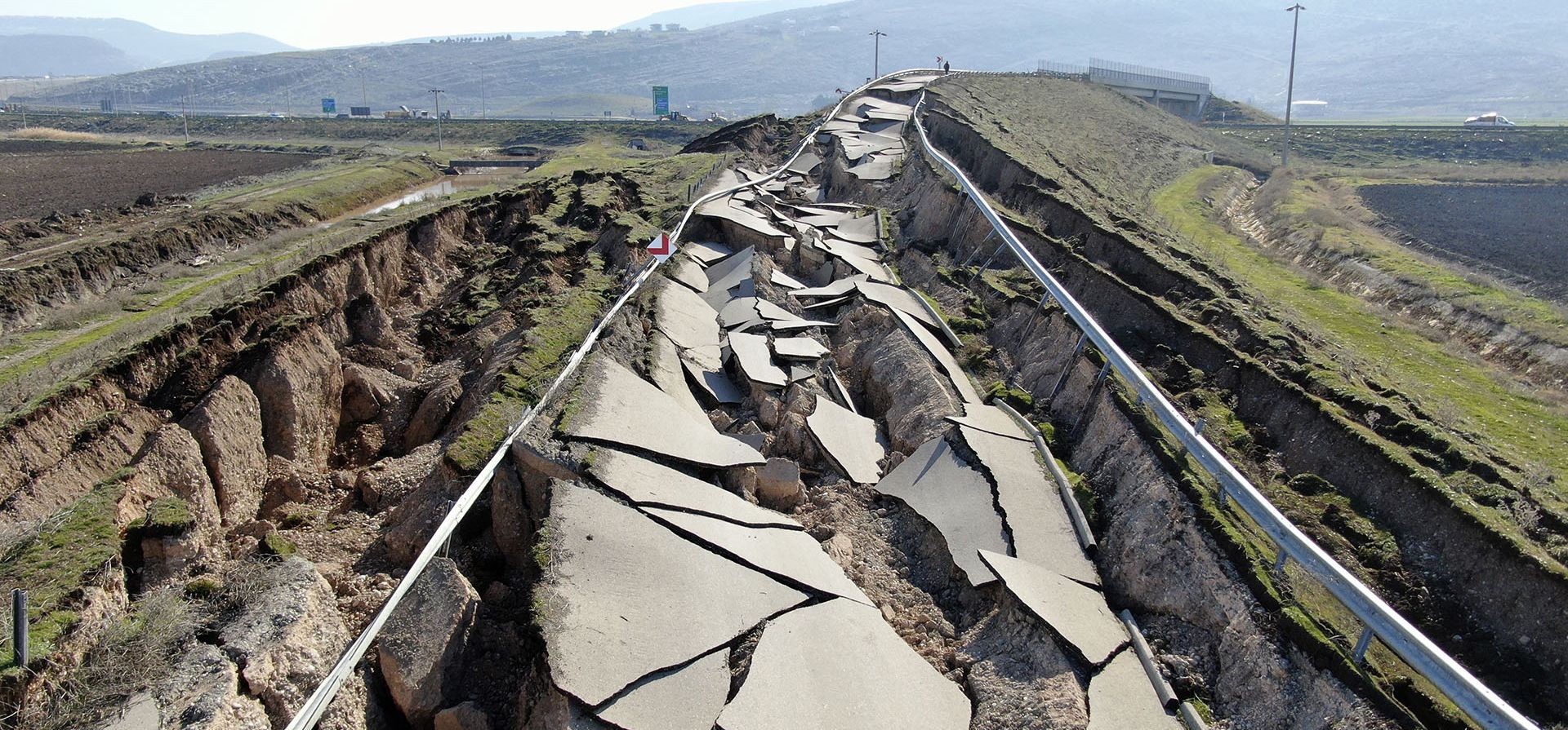 Grietas a lo largo de la carretera cerca de la aldea de Koseli en Pazarcik, Kahramanmaras, sur de Turquía, el domingo 12 de febrero de 2023 tras el terremoto de la semana pasada. Una semana después de que los terremotos mataran a decenas de miles en Siria y Turquía, el dolor y la incredulidad se están convirtiendo en ira. (IHA vía AP)