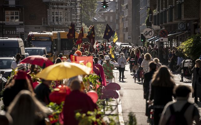 La gente camina durante las celebraciones para conmemorar el 50° aniversario de Christiania, con un desfile desde la ciudad libre hasta la Plaza del Ayuntamiento en Copenhague. La Ciudad libre de Christiania es un barrio parcialmente autogobernado de unos 1000 residentes.