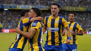 Los jugadores de Central festejan el primer tanto canalla en el triunfo ante Gimnasia.