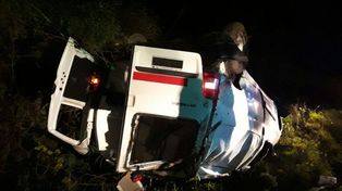 Un joven fue hospitalizado tras volcar la camioneta que conducía