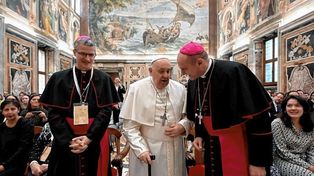 Salud. Tengo muchas dificultades para hablar. Gracias por su comprensión, le indicó el Papa Francisco a los presentes en la audiencia.