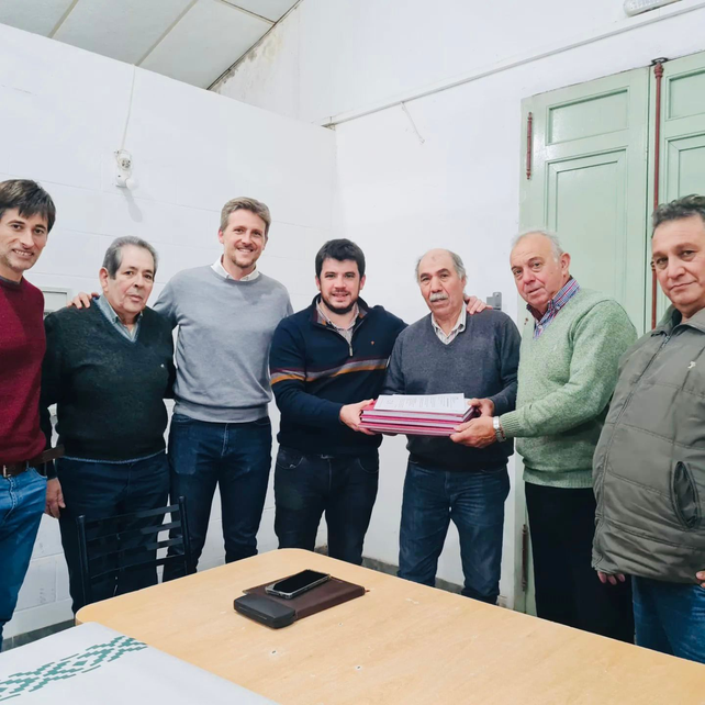 El intendente, Leo Chiarella (foto), entregando la documentación que acredita la personería jurídica a las autoridades del club El Empalme.