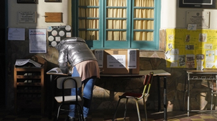 Una mesa casi desierta en las primeras horas de la tarde en Rosario. Luego la participación repuntó.