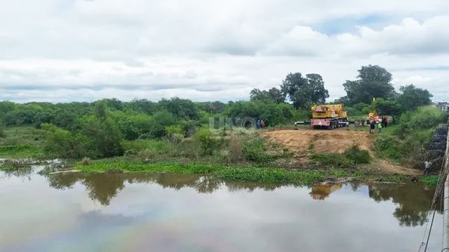 Una grúa de gran porte trabaja a la vera del arroyo Miní para sacar el camión que cayó al agua desde el aliviador de la ruta 168. Buscan al conductor del camión. FOTO: UNO Santa Fe&nbsp;
