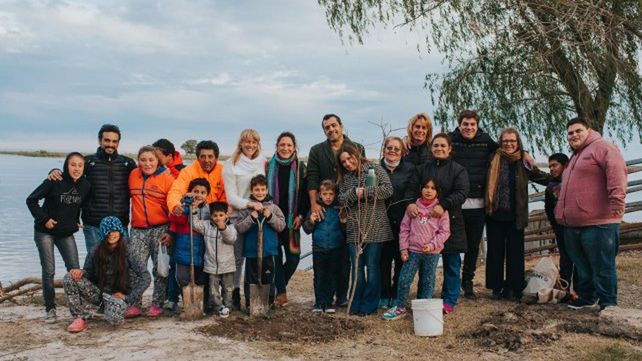 Sus alumnos. Montenegro ayuda a estudiar a 22 personas del pequeño pueblo.
