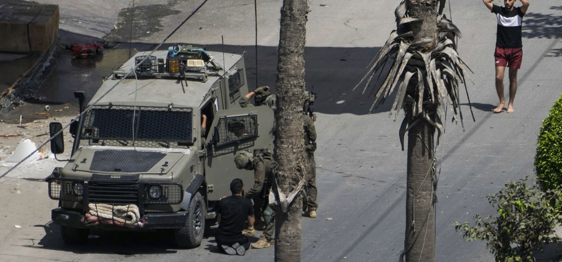 Soldados israelíes arrestan a un palestino durante una operación militar en Yenín, Cisjordania, el jueves 5 de septiembre de 2024. (Foto AP/Majdi Mohammed) Soldados israelíes arrestan a un palestino durante una operación militar en Yenín, Cisjordania, el jueves 5 de septiembre de 2024. (Foto AP/Majdi Mohammed)