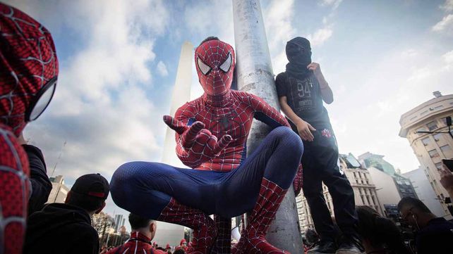Más de 1.000 personas disfrazadas de Spiderman batieron récord Guinnes en el Obelisco. Niños y niñas