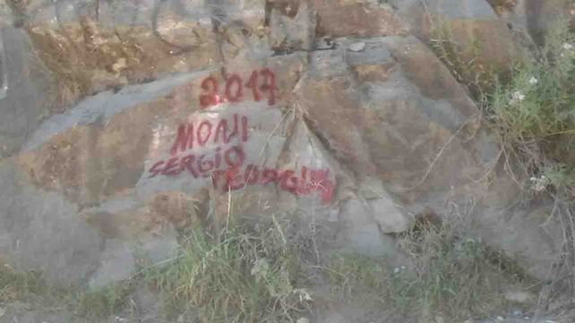 Pintó con aerosol unas piedras en las Sierras, compartió la foto y generó polémica